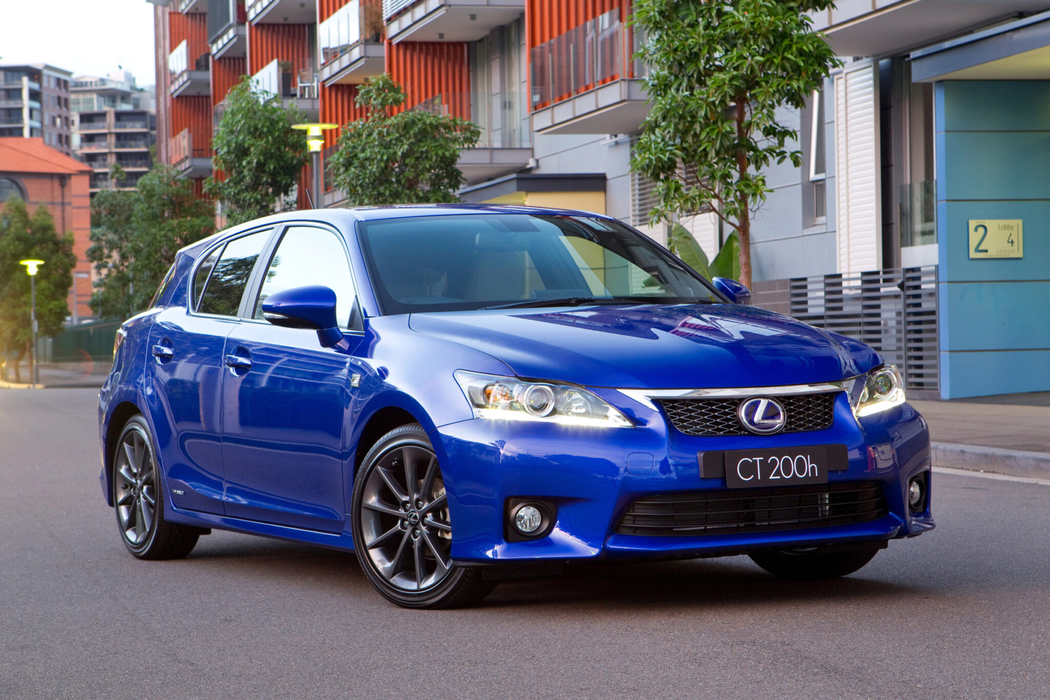 Lexus ct200h спереди