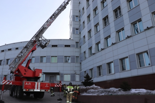 В Улан-Удэ спасатели «эвакуировали» пострадавшего из здания Национального банка 