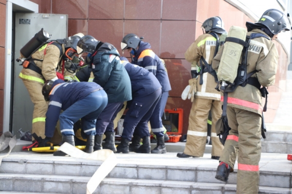 В Улан-Удэ спасатели «эвакуировали» пострадавшего из здания Национального банка 