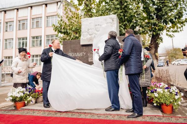 В Улан-Удэ открыли памятник врачам, погибшим от COVID-19