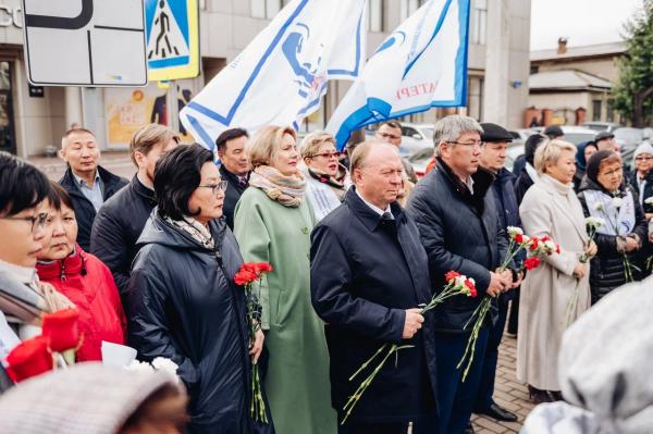 В Улан-Удэ открыли памятник врачам, погибшим от COVID-19