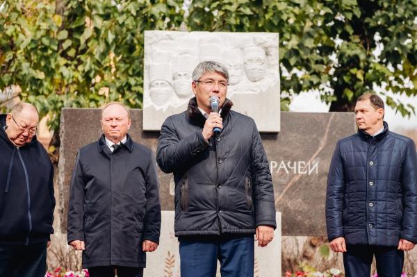 В Улан-Удэ открыли памятник врачам, погибшим от COVID-19