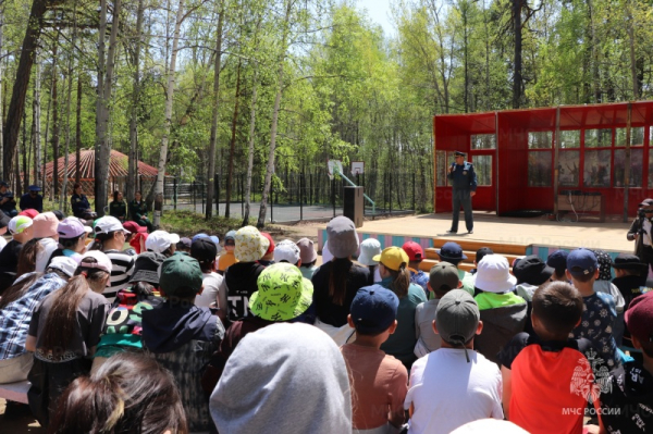 Сотрудники МЧС России проводят уроки безопасности в детских лагерях Бурятии 