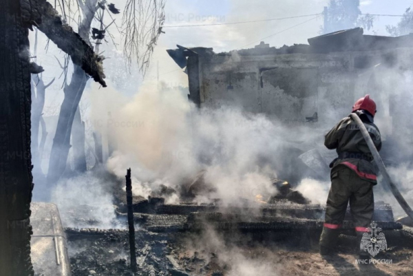Неосторожное обращение с огнем - причина пожара в Железнодорожном районе 