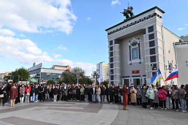 Митинг-концерт в честь присоединения ЛНР, ДНР, Херсонской и Запорожской областей к России состоялся в Улан-Удэ   