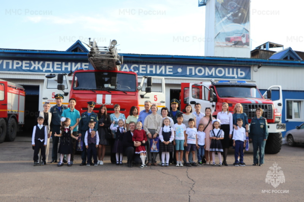 В День знaний первоклассники побывали на экскурсии в пожарно-спасательной части 