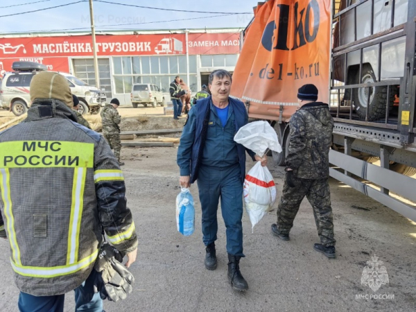 Сотрудники МЧС России передали автомобиль в зону специальной военной операции 