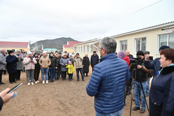 Автобусы, дрова, дороги: Глава Бурятии провел встречу с жителями Хоринского района