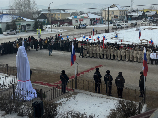 Герою России Виталию Сукуеву открыли памятник в родном Джидинском районе