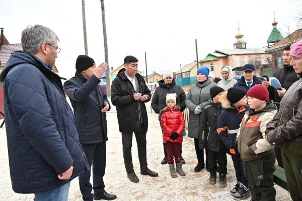 Автобусы, дрова, дороги: Глава Бурятии провел встречу с жителями Хоринского района