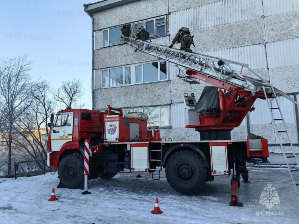 Концертный зал спасали от огня в Улан-Удэ 